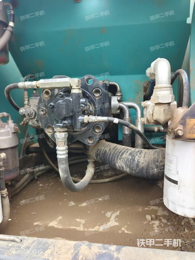 液压泵舱室正面整体（整机外观）