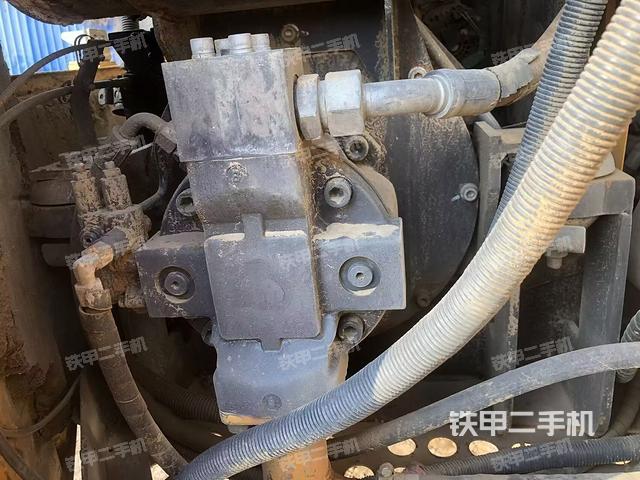 液压泵舱室正面整体（整机外观）