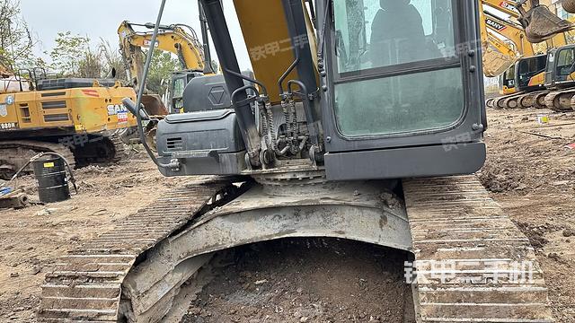 大臂油缸整体 竖拍（工作和回转装置）