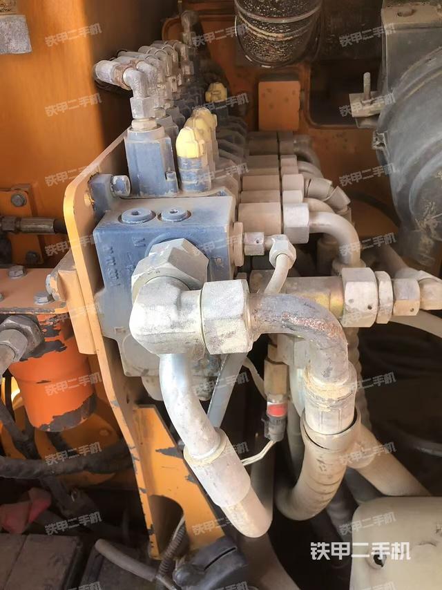 回转马达和主控阀（整机外观）