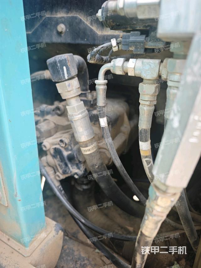 液压泵舱室正面整体（整机外观）