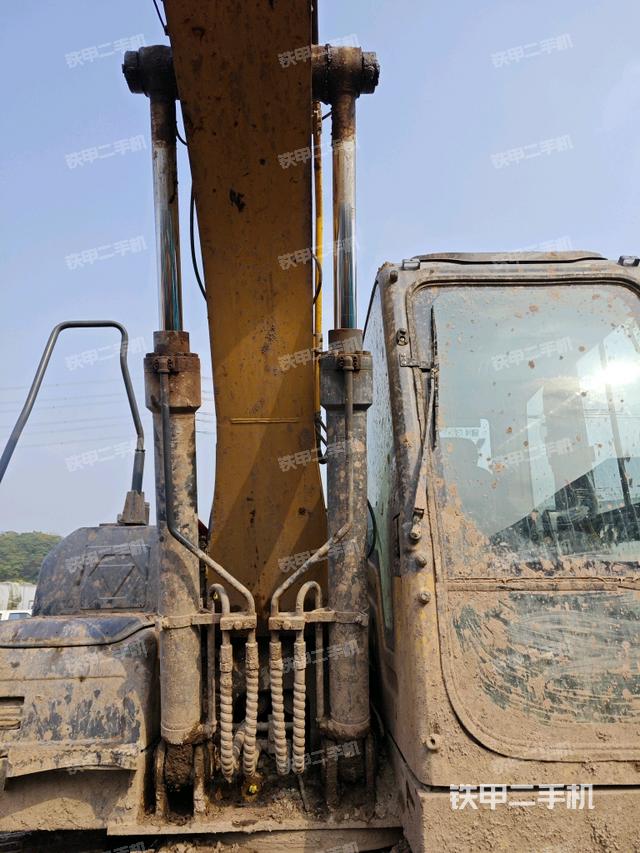 大臂油缸整体 竖拍（工作和回转装置）