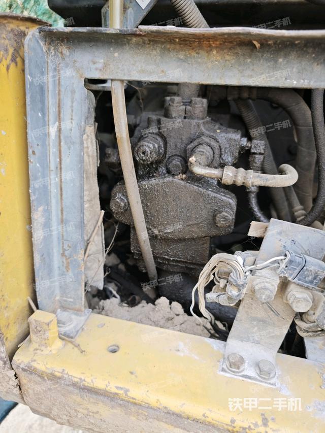 液压泵舱室正面整体（整机外观）