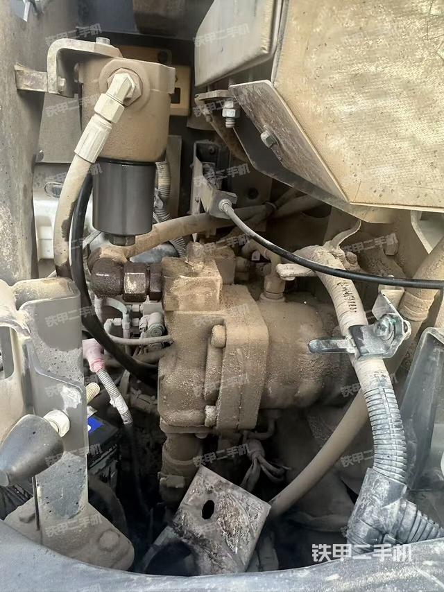 液压泵舱室正面整体（整机外观）