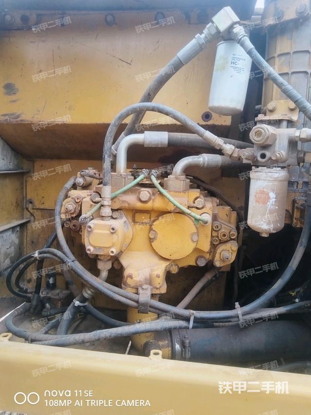 液压泵舱室正面整体（整机外观）