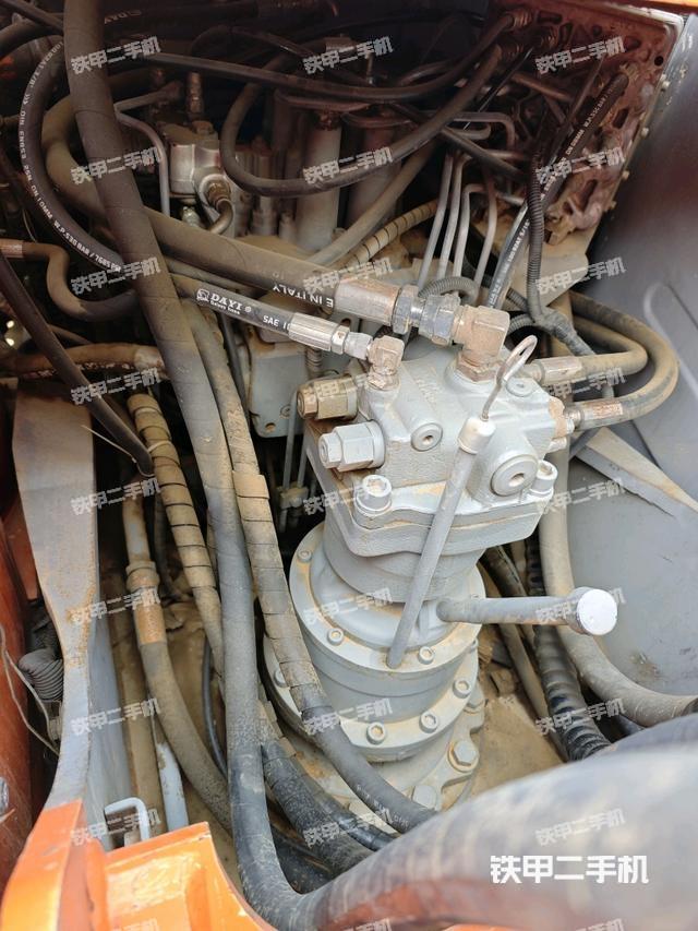 回转马达和主控阀（整机外观）