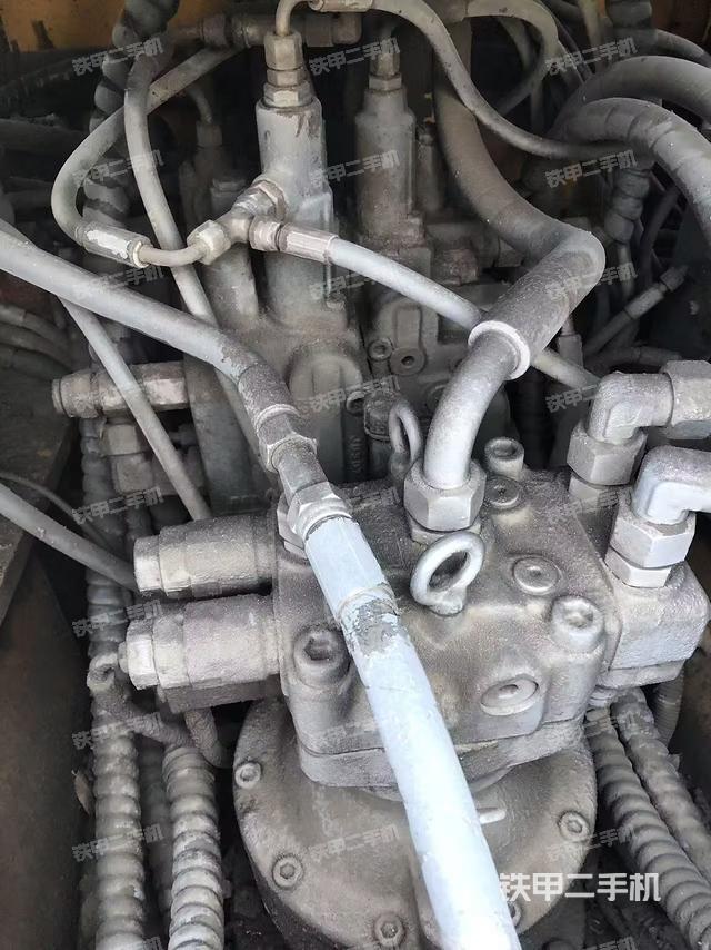 回转马达和主控阀（整机外观）