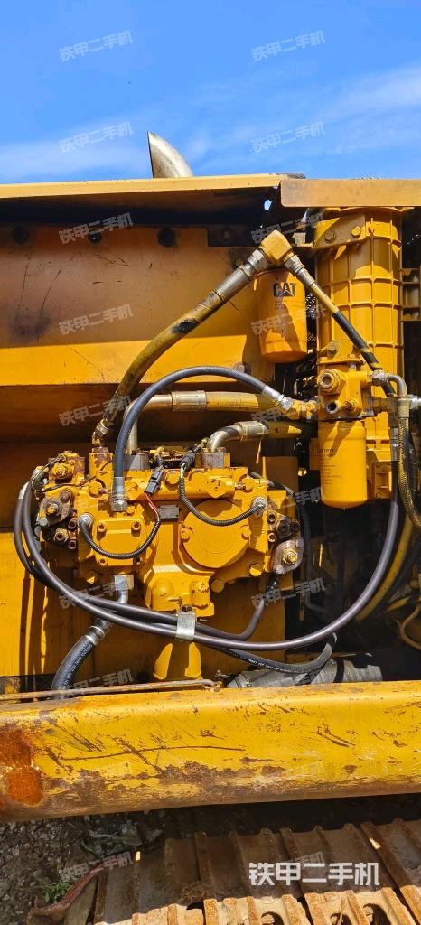 液压泵舱室正面整体（整机外观）