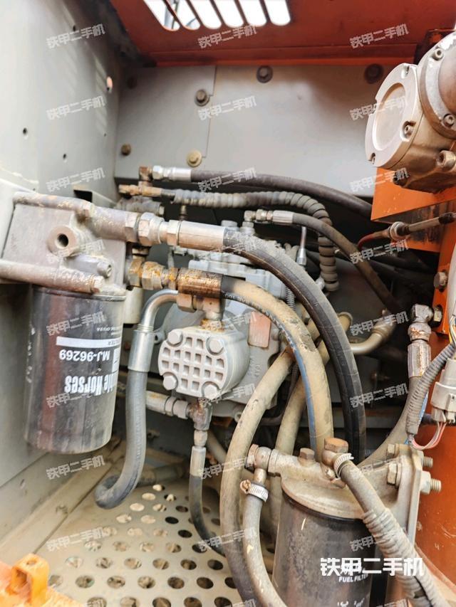 液压泵舱室正面整体（整机外观）