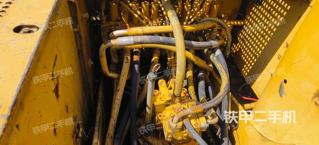 回转马达和主控阀（整机外观）