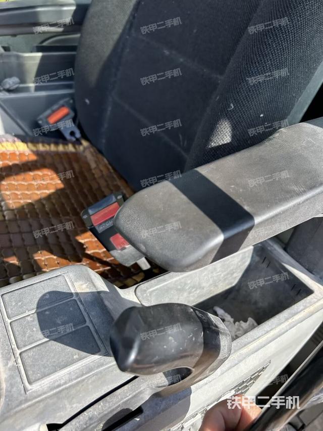 座椅右侧控制台/钥匙门/油门/含右手柄（驾驶室部分）