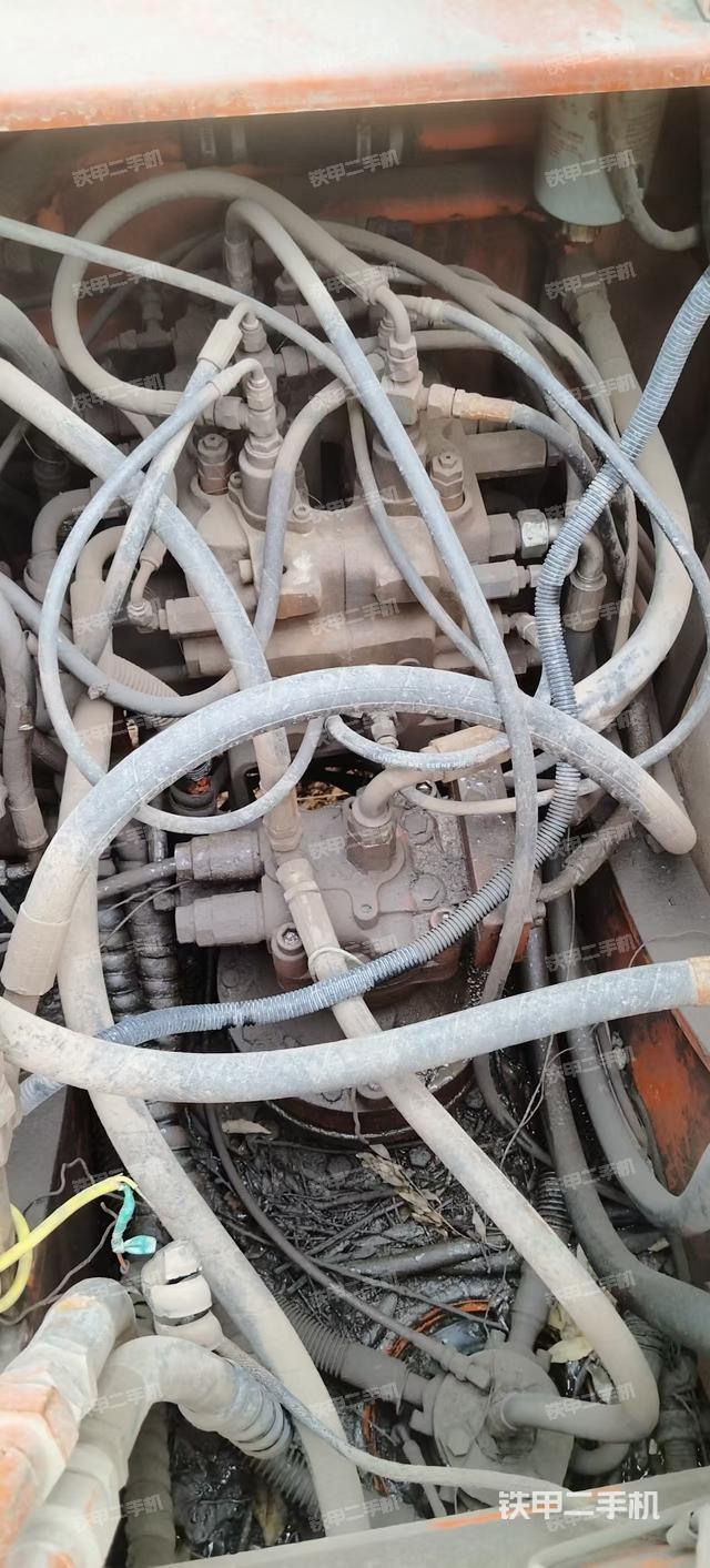 回转马达和主控阀（整机外观）