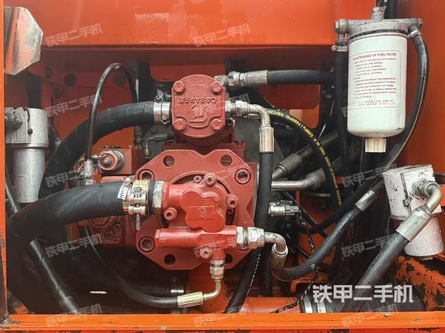 液压泵舱室正面整体（整机外观）