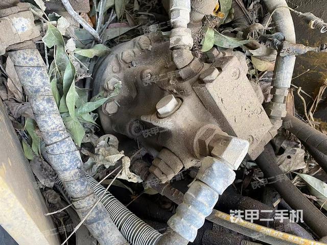 液压泵舱室正面整体（整机外观）