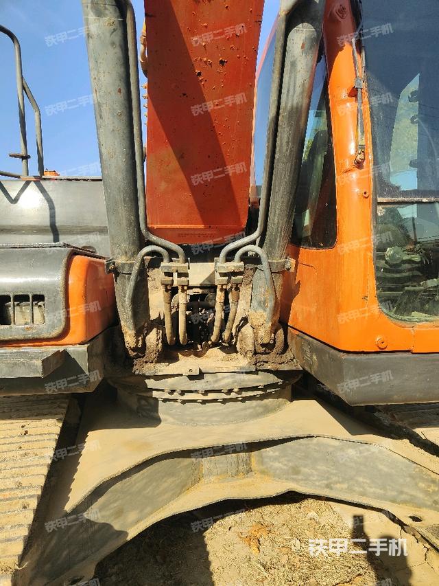 大臂油缸整体 竖拍（工作和回转装置）