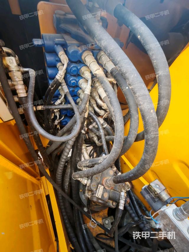 回转马达和主控阀（整机外观）