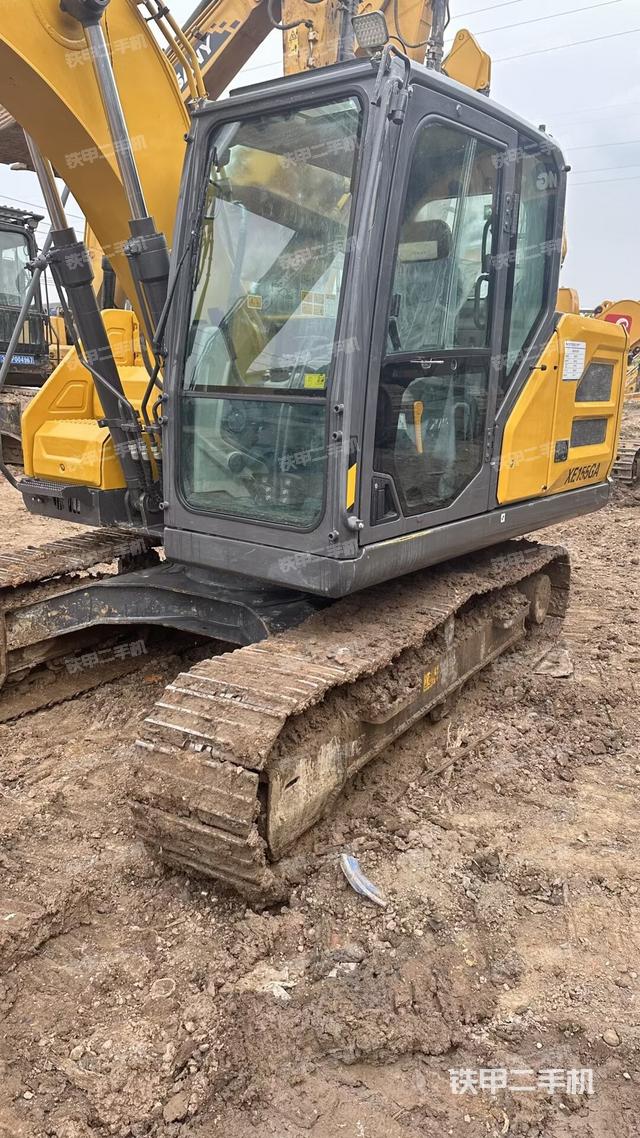 大臂油缸整体 竖拍（工作和回转装置）