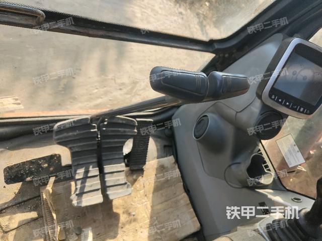 行走控制手柄和踏板 俯拍（驾驶室部分）