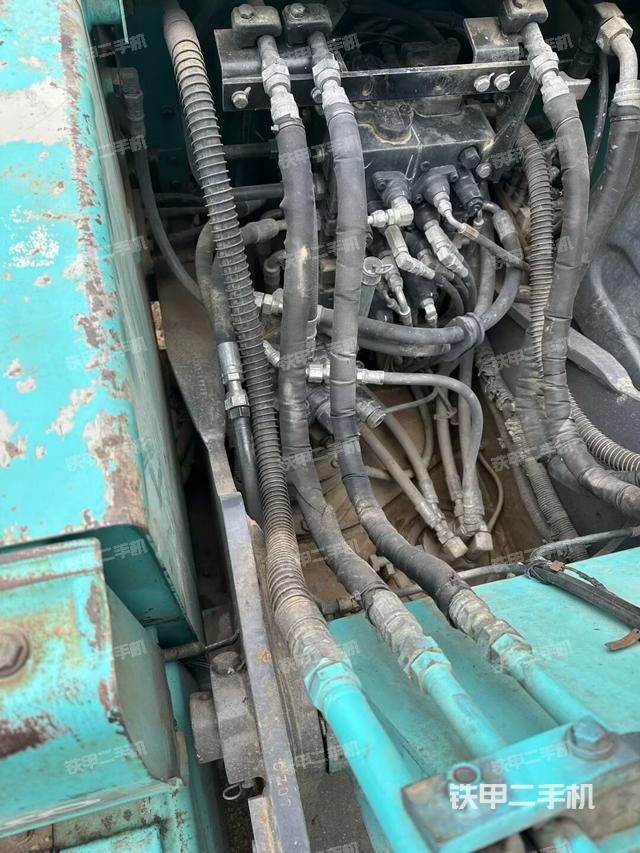 回转马达和主控阀（整机外观）