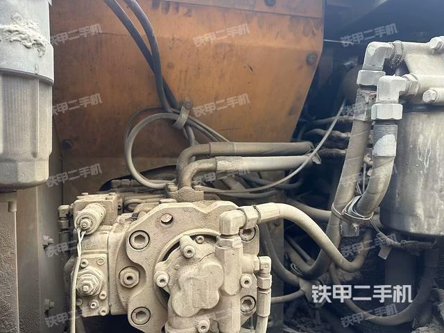 液压泵舱室正面整体（整机外观）