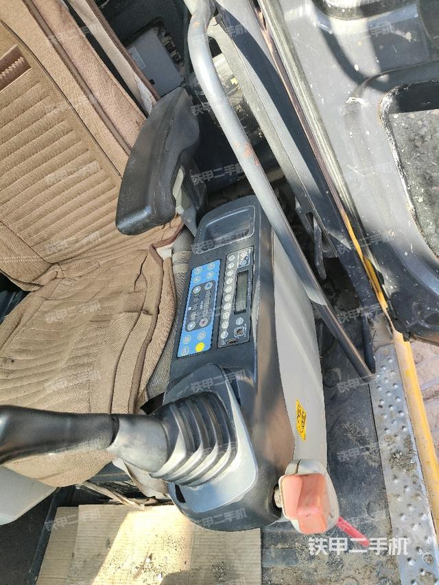 座椅左侧控制台/音响/含左手柄（驾驶室部分）