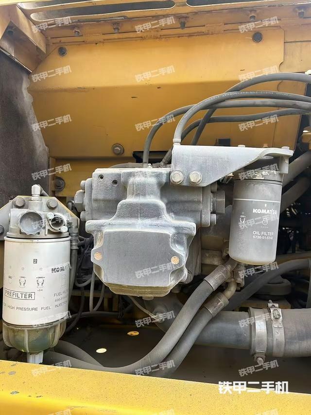 液压泵舱室正面整体（整机外观）