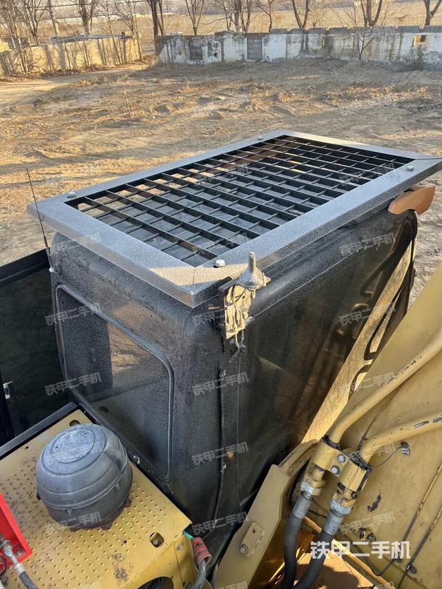 驾驶室顶部（整机外观）