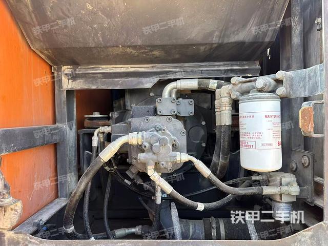 液压泵舱室正面整体（整机外观）