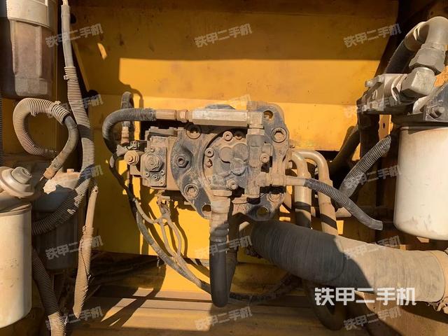 液压泵舱室正面整体（整机外观）