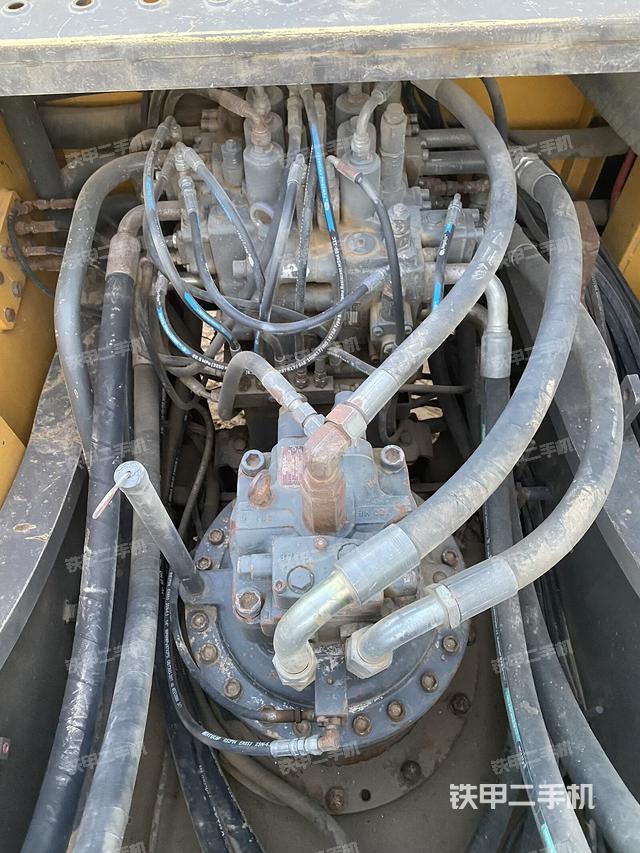 回转马达和主控阀（整机外观）