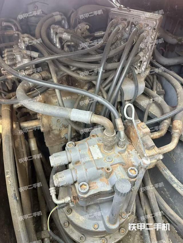 回转马达和主控阀（整机外观）