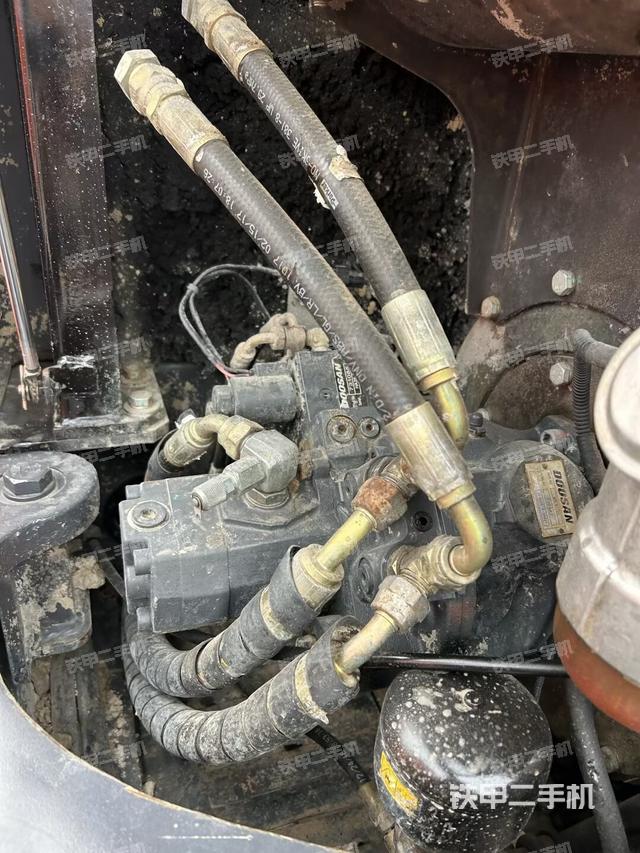 液壓泵艙室正面整體（整機外觀）