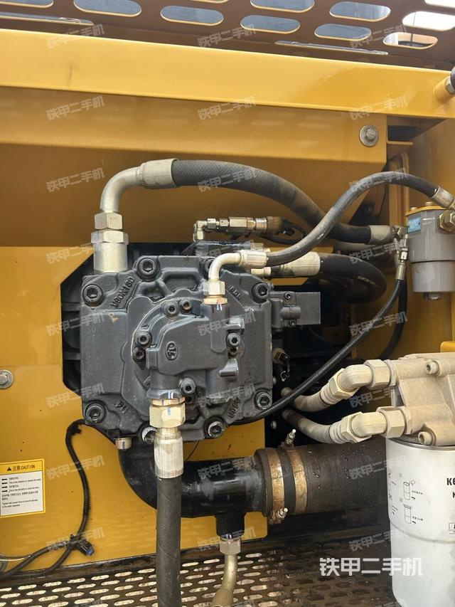 液压泵舱室正面整体（整机外观）