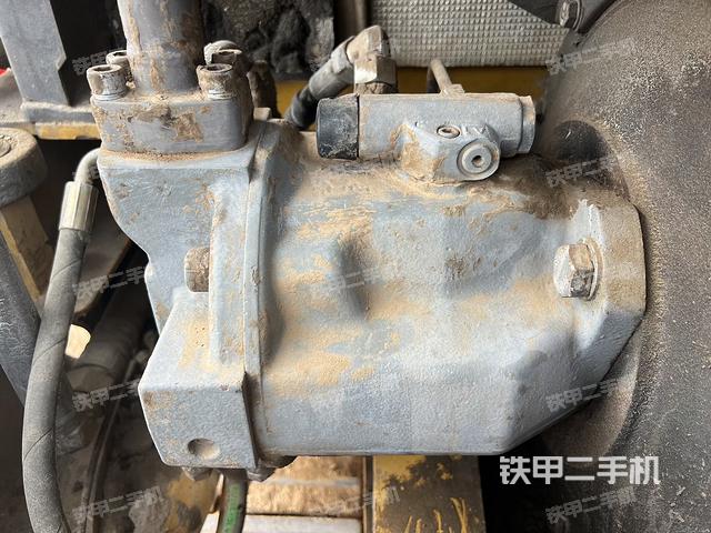 液壓泵艙室正面整體（整機外觀）