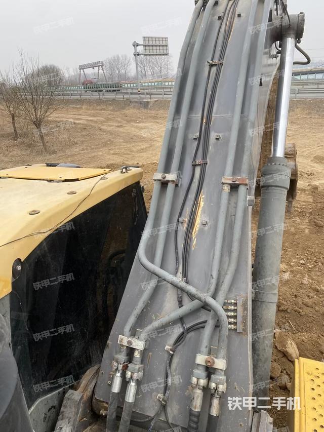 駕駛室頂部（整機外觀）