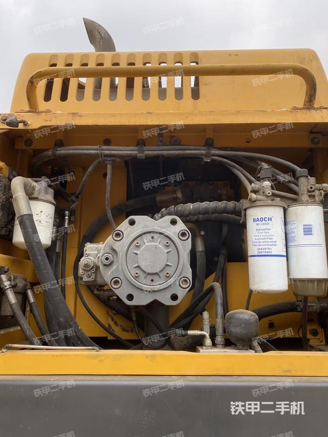 液壓泵艙室正面整體（整機外觀）