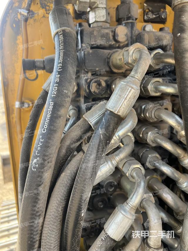 回轉(zhuǎn)馬達(dá)和主控閥（整機(jī)外觀）