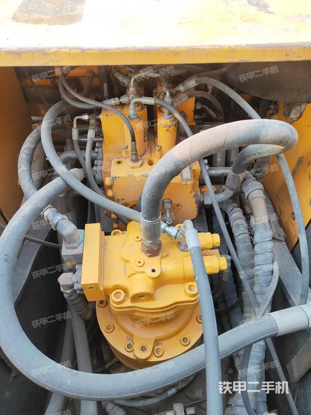 回转马达和主控阀（整机外观）