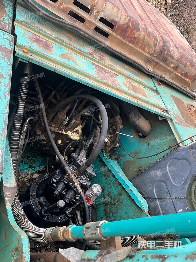 回转马达和主控阀（整机外观）