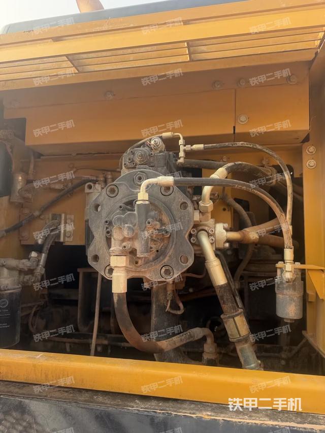 液压泵舱室正面整体（整机外观）