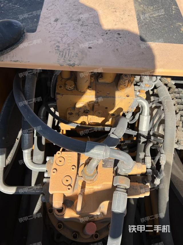 回轉(zhuǎn)馬達(dá)和主控閥（整機(jī)外觀）