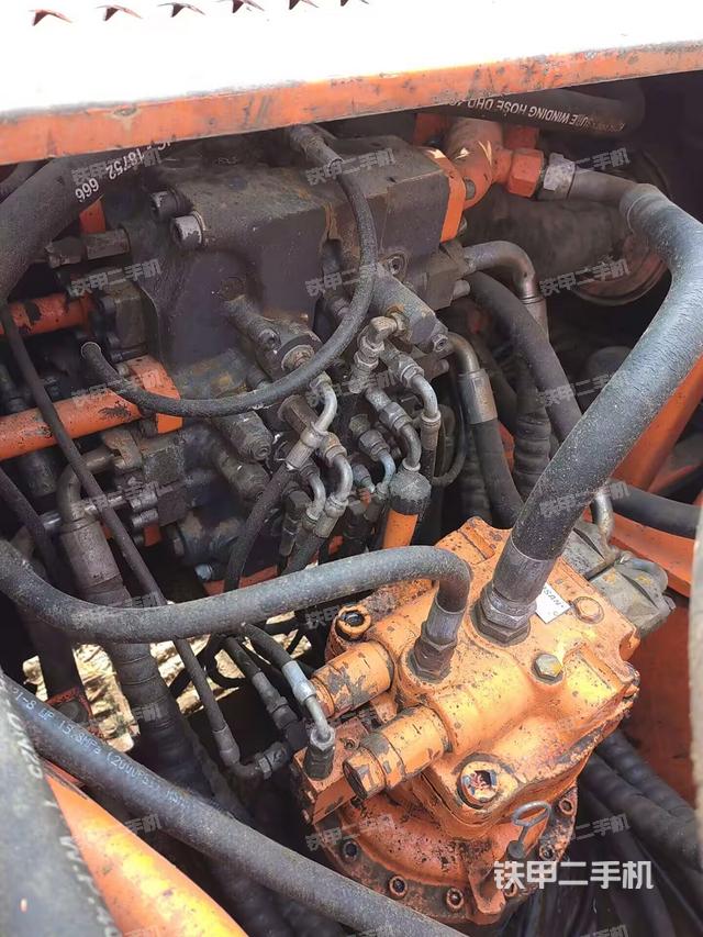 回转马达和主控阀（整机外观）