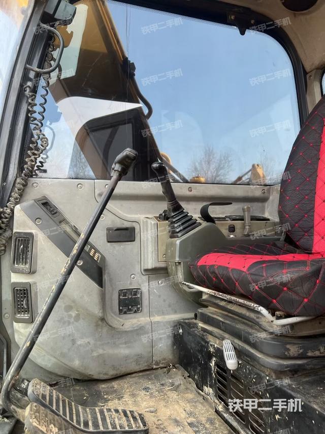 驾驶室顶部（整机外观）