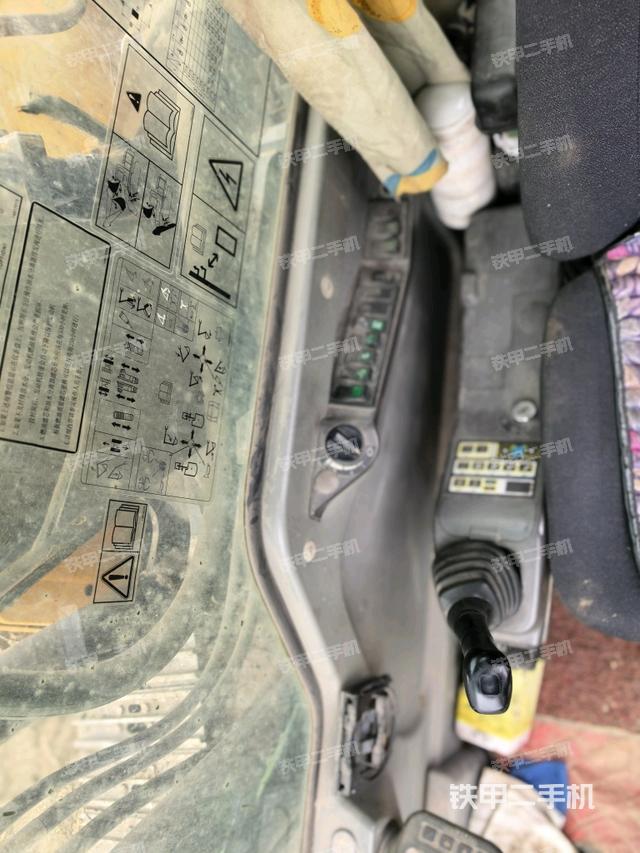 座椅右侧控制台/钥匙门/油门/含右手柄（驾驶室部分）