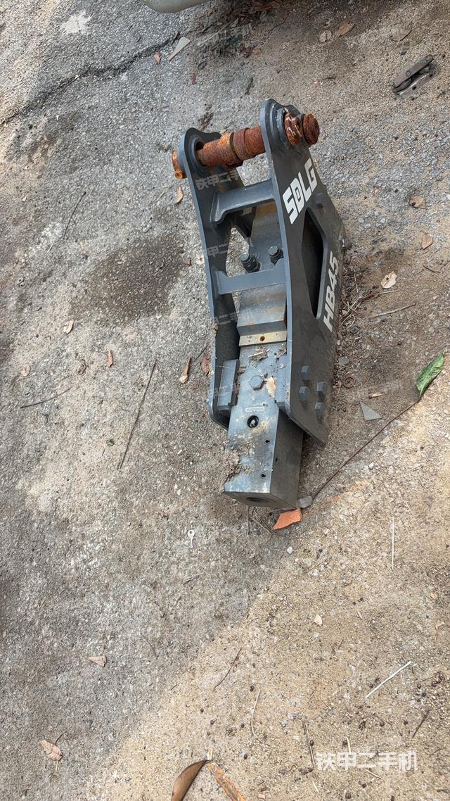 液压泵舱室正面整体（整机外观）