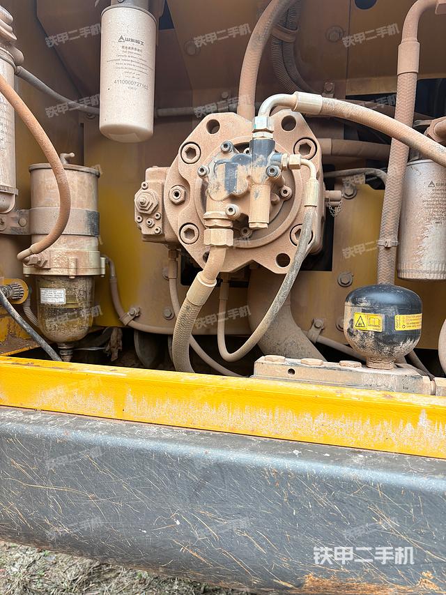 液压泵舱室正面整体（整机外观）