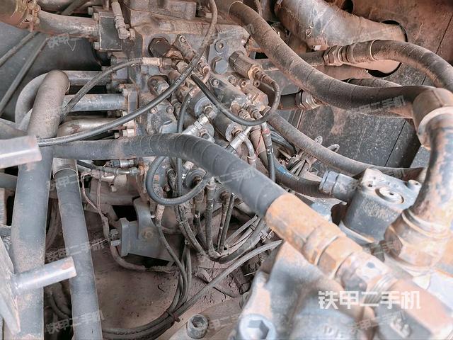 回轉馬達和主控閥（整機外觀）