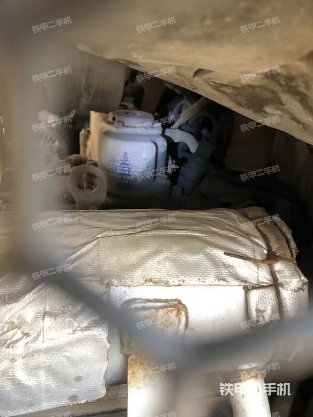 液压泵舱室正面整体（整机外观）