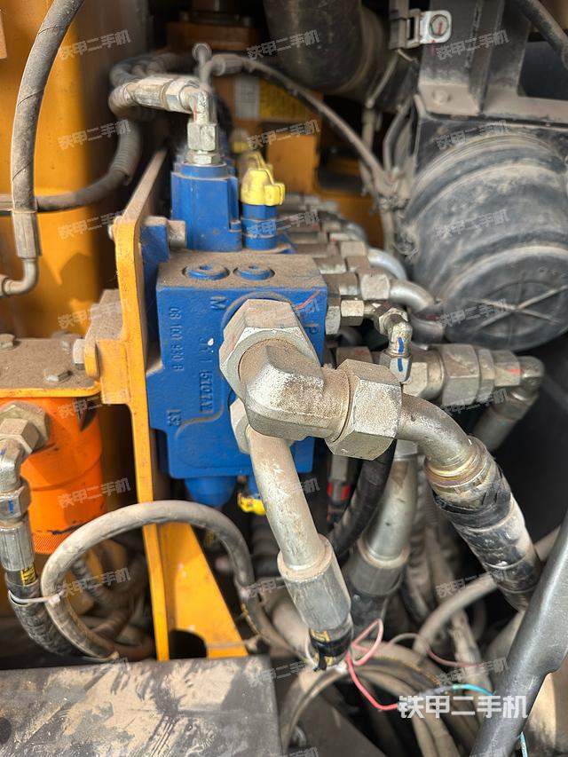 回转马达和主控阀（整机外观）