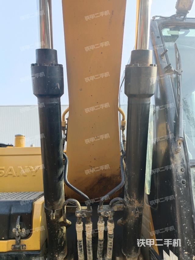 大臂油缸整体 竖拍（工作和回转装置）